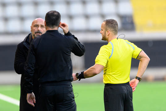 Utsiktens manager Bosko Orovic får rött kort av domare