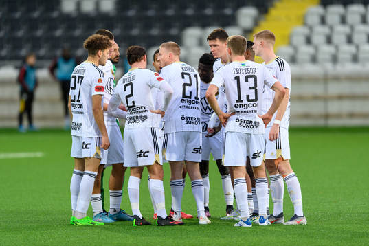 Östersunds Simon Kroon samlar spelarna vid en paus