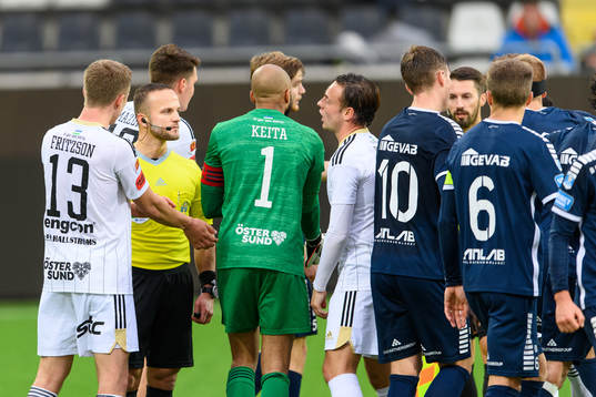 Östersunds spelare reagerar på domare Rinon Hasani