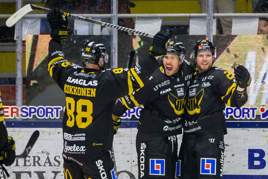Västerås Lukas Zetterberg jublar med Trevor Cheek och