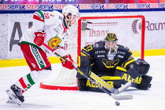 Moras Måns Carlsson och Västerås målvakt Johan