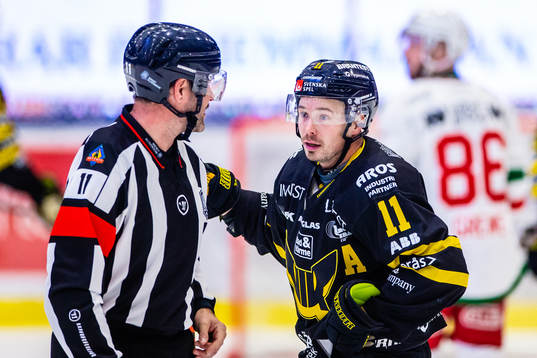 Västerås Anton Svensson i samtal med domare  Daniel