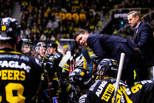 Västerås tränare Thomas Paananen i en timeout
