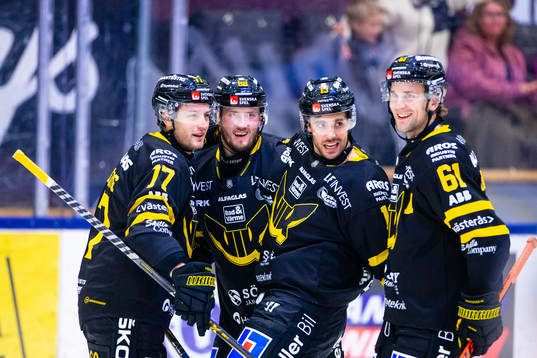 Västerås Jesper Kokkonen (tvåa fr vänster) jublar med
