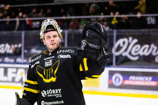 Västerås målvakt Johan Gustafsson jublar
