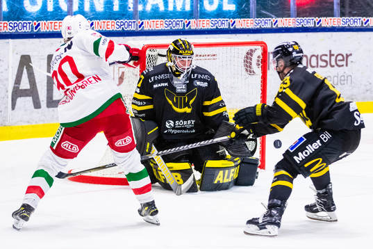 Västerås målvakt Johan Gustafsson med en räddning på