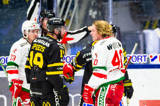 Västerås Blake Speers och Moras Anton Heikkinen i samband