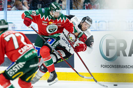 Frölundas Petteri Lindbohm tacklar Malmö Redhawks Carl