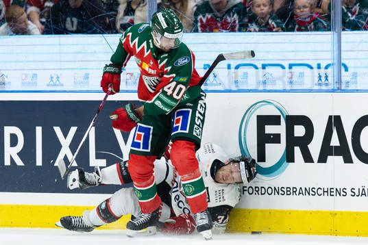 Frölundas Petteri Lindbohm tacklar Malmö Redhawks Carl