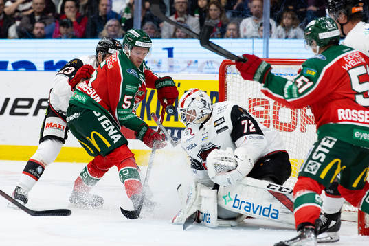 Frölundas Filip Johansson med en chans mot Malmö Redhawks