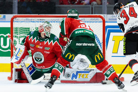 Frölundas målvakt Lars Johansson räddar ett avslut från