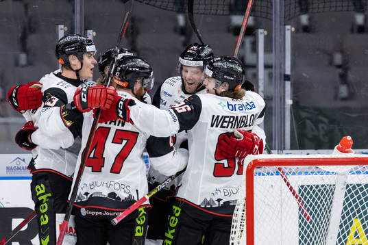Malmö Redhawks Carl Söderberg jublar med lagkamrater