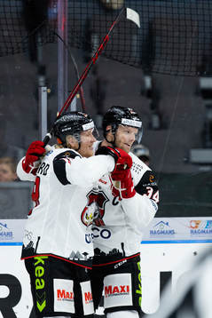 Malmö Redhawks Carl Söderberg jublar