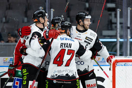 Malmö Redhawks Carl Söderberg jublar med lagkamrater
