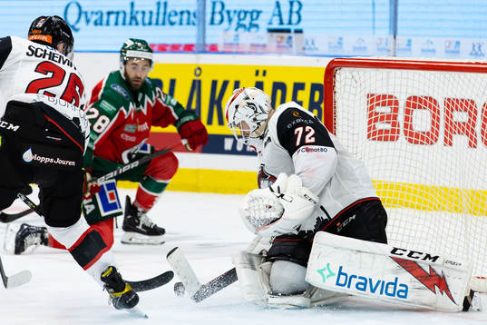 Malmö Redhawks målvakt Daniel Marmenlind räddar ett skott