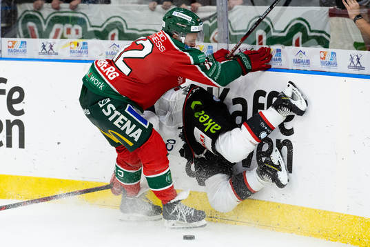 Frölundas Max Friberg talar en Malmö Redhawks spelare