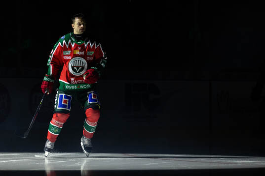 Frölundas Patrik Carlsson innan ishockeymatchen i SHL