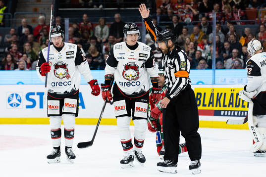 Malmö Redhawks Fredrik Händemark och domare Marcus Linde