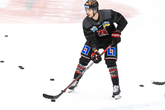 Örebros Filip Berglund på uppvärmningen