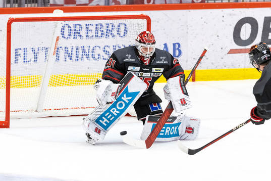 Örebros målvakt Jonas Arntzen på uppvärmningen