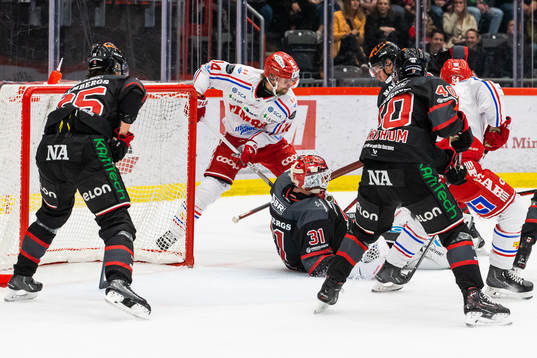 Timrås Emil Pettersson och Örebros målvakt Jonas Arntzen