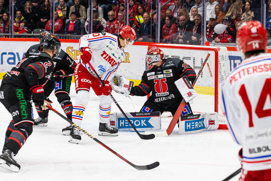 Timrås Robin Alvarez och Örebros målvakt Jonas Arntzen
