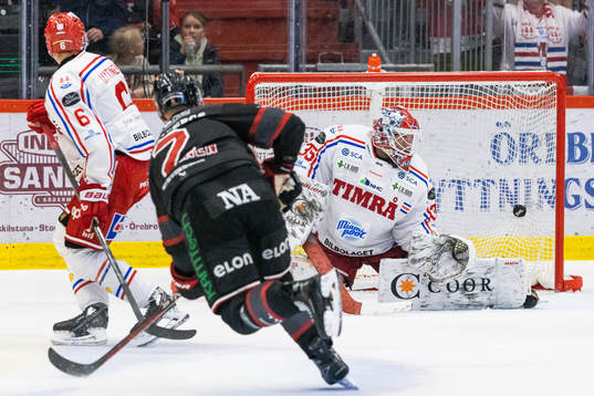 Örebros Rasmus Rissanen gör 1-0 bakom Timrås målvakt