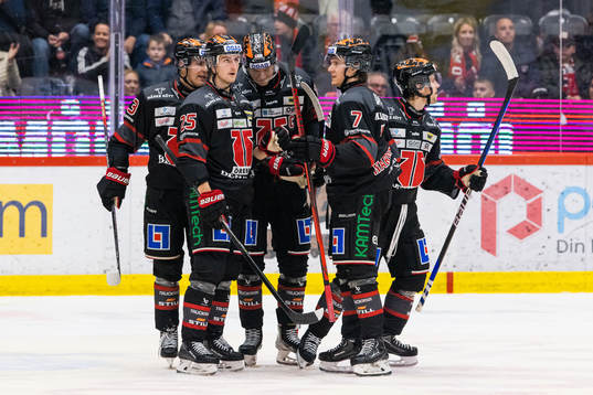Örebros Mathias Bromé jublar med lagkamrater