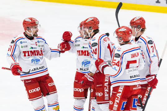 Timrås Emil Pettersson (mitten) jublar med lagkamrater