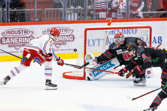 Timrås Didrik Strömberg med läge mot Örebros målvakt
