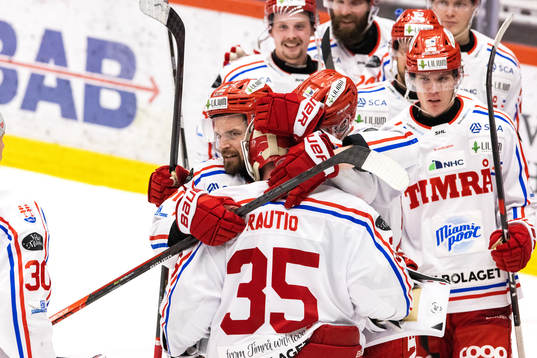 Timrås Anton Lander och målvakt David Rautio jublar