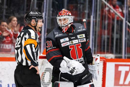 Domare Andreas Harnebring och Örebros målvakt Jonas