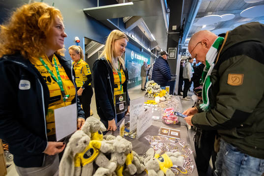 Team Rinkeby säljer saker för Barncancerfonden