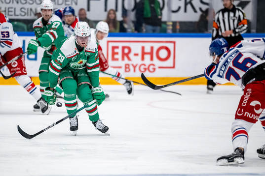 Rögles Kim Rosdahl  täcker Oskarshamns Emil Lilleberg