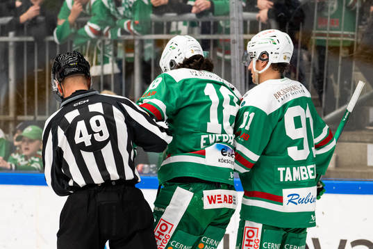 Rögles Dennis Everberg hjälps av isen av Adam Tambellini