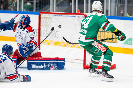 Rögles Ludvig Larsson reducerar till 2-3 bakom Oskarshamns