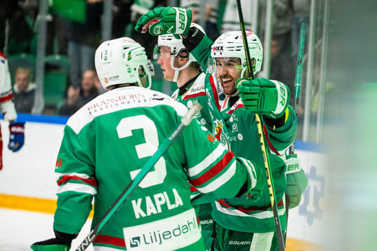 Rögles Ludvig Larsson jublar med lagkamrater