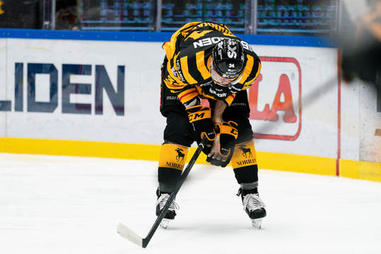 Skellefteås Tom Kühnhackl grinar illa