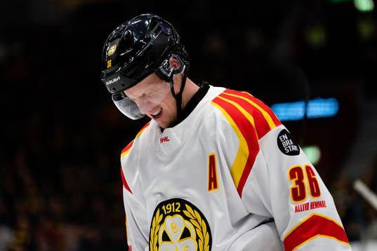 Brynäs Linus Ölund grinar illa