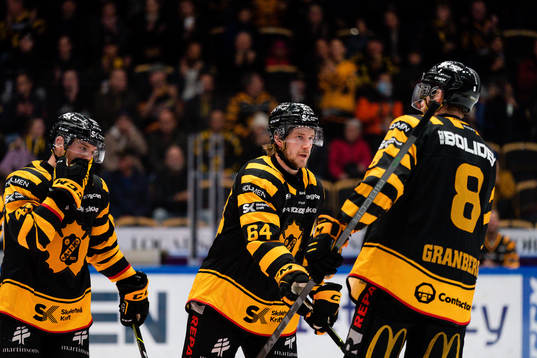 Skellefteås Jonathan Pudas och Petter Granberg jublar