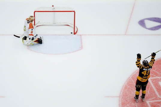 Skellefteås Oscar Möller jublar och Brynäs målvakt