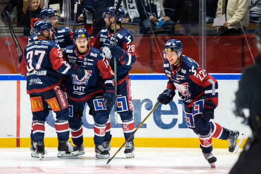 Linköpings Vilmos Gallo jublar med lagkamrater