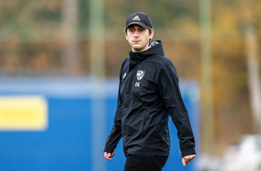 Simrishamns tränare Izet Kaljic införfotbollsmatchen i