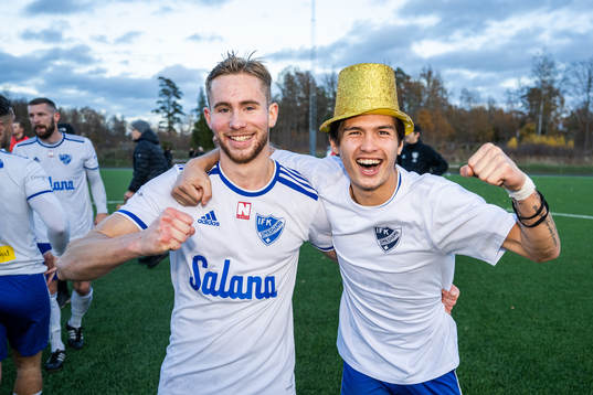 Simrishamns Pontus Wiktorsson och Emil Sjögren jublar