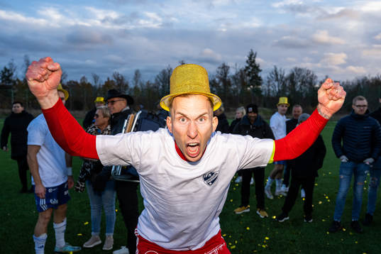 Simrishamns målvakt Tobias Lövkvist jublar