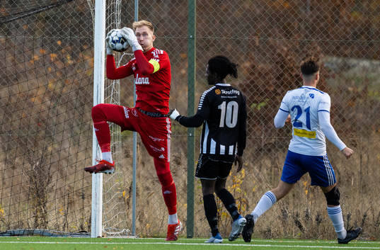 Simrishamns målvakt Tobias Lövkvist och Högsbys Ibrahim