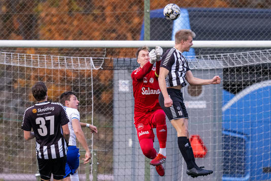 Simrishamns målvakt Tobias Lövkvist och Högsbys Johan