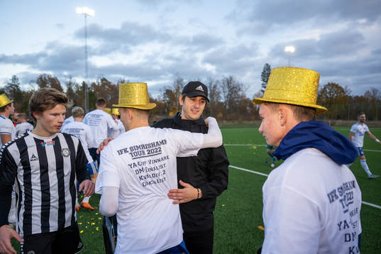 Simrishamns tränare Izet Kaljic jublar med spelarna