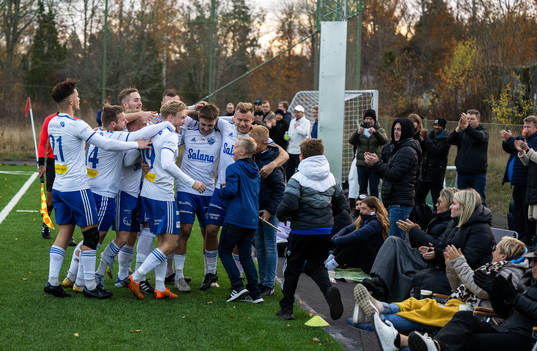 Simrishamns spelare jublar med fansen