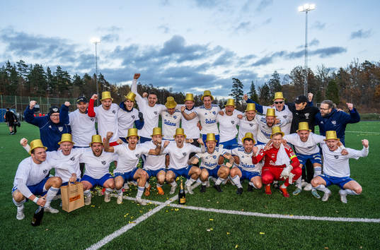 Simrishamns spelare och ledare jublar